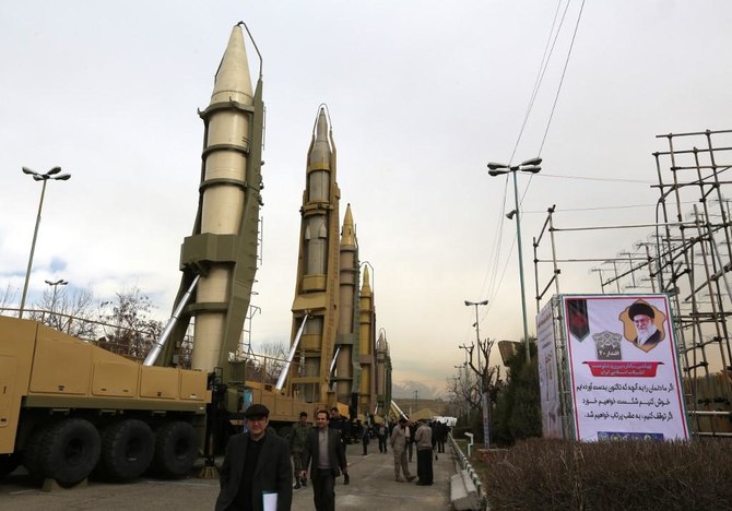 2019年2月2日、イラン革命40周年を記念して開催された首都テヘランでの武器・軍事装備展示会を見学するイランの人々。(資料/AFP通信)