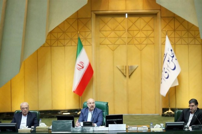 上、2020年5月31日にテヘランで開催された議会で議長を務めるモハンマド・バーゲル・ガーリーバーフ国会議長（中央）。（イスラム諮問評議会通信社/AFP）