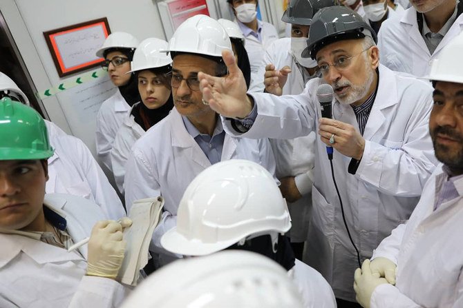 昨年、ナタンズ原子力施設訪問中、労働者に演説するイランの原子力組織の長、アリ・アクバル・サレヒ。(AFP/File)