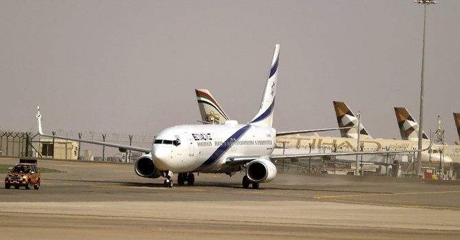 2020年8月31日、イスラエルからUAEへの史上初の商業便として、アブダビ空港の駐機場でイスラエルのエルアル航空の飛行機が写真に収まっている。（AFP）