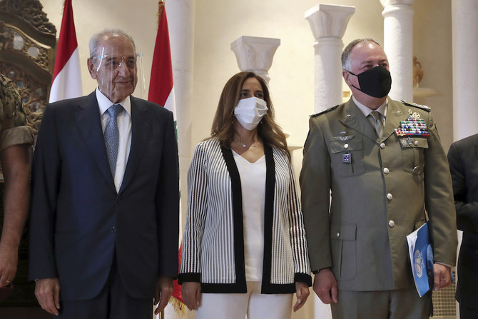 イスラエルとの境界線協議を発表するイベントにて、ナビフ・ベリ・レバノン国会議長、UNIFIL司令官ステファノ・デル・コル少将、そしてレバノン国防相を退任するジーナ・アカリン氏。（AP写真/ビラル・フセイン）