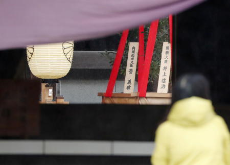 2020年10月17日、東京の靖国神社に菅首相が送った戦没者を追悼する供え物の「真榊」の下に、「内閣総理大臣　菅義偉」と書かれた木の板が置かれている。写真：共同通信（共同通信 / ロイター）