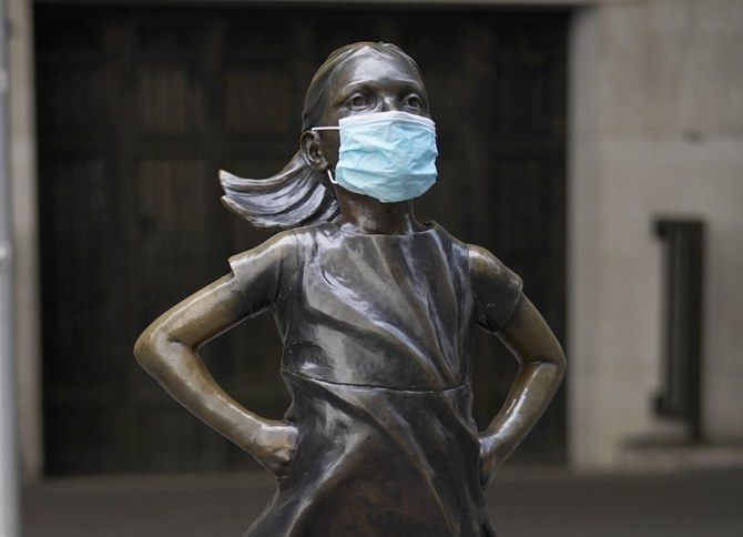 5月にニューヨーク、マンハッタンの金融街ウォール街にあるニューヨーク証券取引所前に設置された、PPEマスクを付けたクリステン・ビスバルによるブロンズ彫刻「恐れを知らない少女」。（AFP/資料写真）