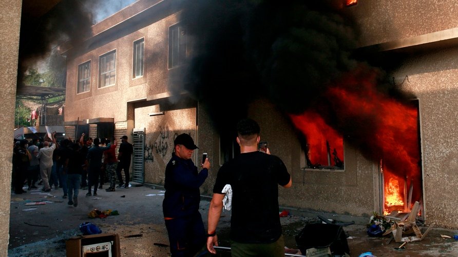 2020年10月17日に、イラクのバグダッドで親イラン派民兵とその支持者による抗議デモ中にクルド民主党の本部が燃える（APフォト）