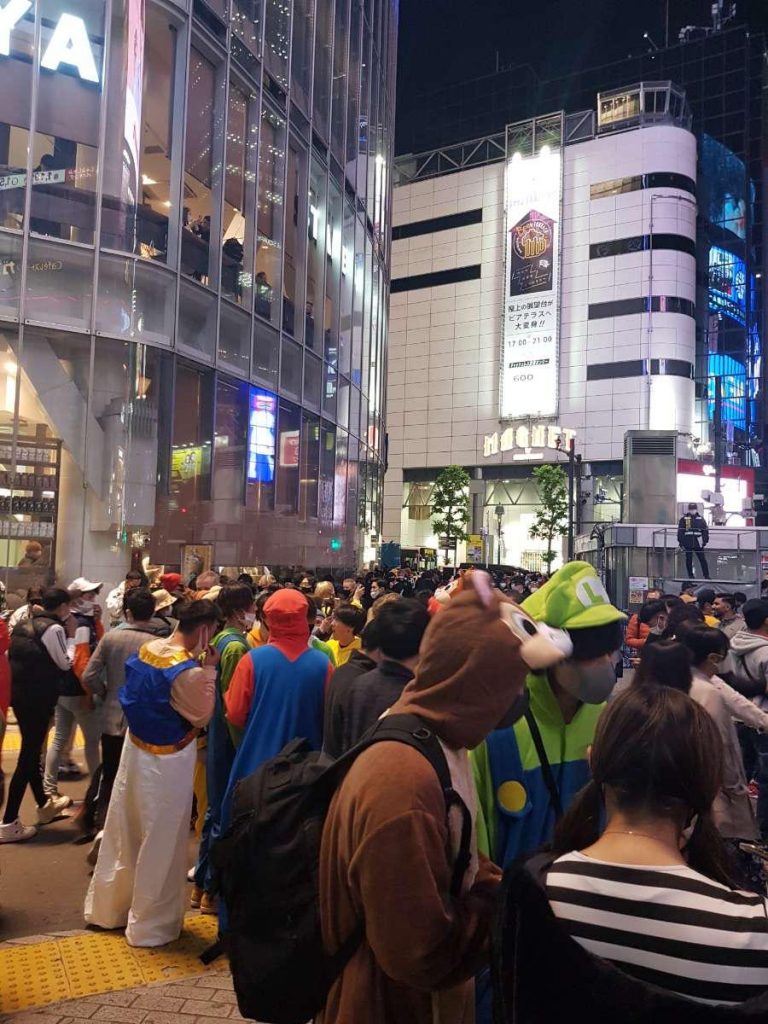 新型コロナウイルスが感染拡大を続ける中にもかかわらず、東京の通りでは多くの人がハロウィンを祝った。 （写真：アラブニュース・ジャパン）