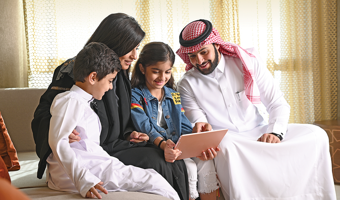 サウジ主導のウェビナーで専門家らは、AbsherやNajiz、家族IDカード、Madrasati 、デジタルクリニックなどの例を挙げて、サウジの家族のデジタル化が直面している課題を浮き彫りにした。（ArabStock）