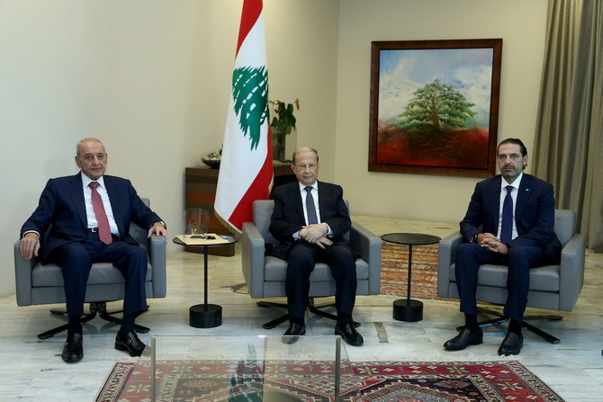 ハリーリー氏が次期首相に指名されると、ベッリ国民議会議長、アウン大統領、ハリーリー氏がおなじみの写真を撮影。この決定は、首脳陣となる新顔を見たくてたまらないレバノン国民を怒らせた。（AFP通信）