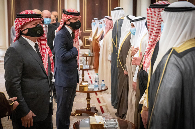 2020年10月1日にヨルダン王宮が配信した写真に、ヨルダン国王 アブドゥッラー2世（左）とその息子のフセイン皇太子（左から2番目）がクウェートの王族に弔意を述べている様子が写る。（AFP）