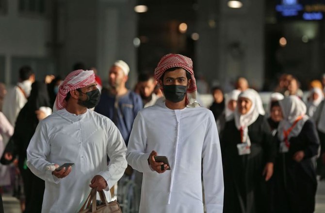 2月28日、サウジアラビアの聖地メッカにあるグランドモスクでマスクを着用するイスラム教徒の巡礼者。（AFP）