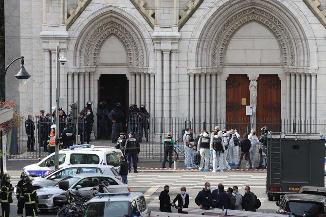 2020年10月29日、ニースでのナイフ襲撃事件の後、ノートルダム寺院で捜索を行うフランス国家警察特別介入部隊(RAID)と待機する科学捜査官。(AFP)