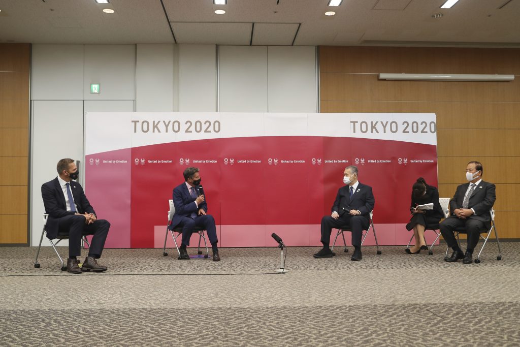 ワールドアスレティックスの会長、セバスチャン・コー氏（左から2番目）とワールドアスレティックスのCEO、ジョン・リジョン氏（左）が、東京オリンピック・パラリンピック競技大会組織委員会の会長、森喜朗氏（右から3番目）と東京オリンピック・パラリンピック競技大会組織委員会のCEO、武藤敏郎氏（右）と、2020年10月8日に、東京で会合をしている。（ファイル写真/AP）