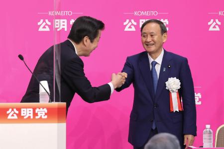 日本の菅義偉首相は、2020年9月27日に東京で開かれた党大会に来賓として出席し、公明党の山口那津男党首(左)に挨拶した。(AFP)