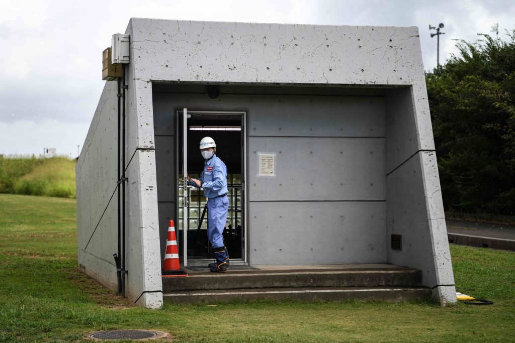 2020年9月3日に撮影されたこの写真では、職員が埼玉県の首都圏外郭放水路に入るところが写っている。気候変動が進んでいるので、専門家たちはリスクが高まっていると警告する…壊滅的な洪水から、これは東京とその周辺地区を守る責任を負っている洞窟のような複合施設で、日本の地下の「パルテノン宮殿」と呼ばれている。(AFP通信)