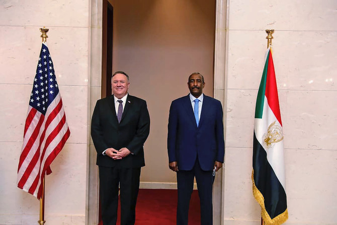 この2020年8月25日の資料写真では、マイク・ポンペオ米国務長官がスーダンのハルツームで、与党主権評議会のトップであるアブデル＝ファッタ・ブルハン元帥と一緒に立っている（AP通信）