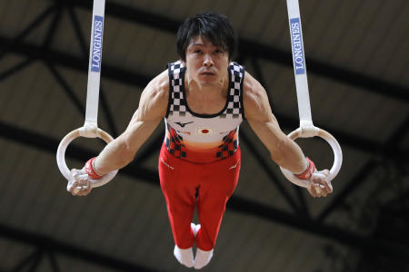 カタールのドーハにあるアスパイアドームで開催された体操世界選手権の男子決勝では、日本の内村浩平がリングに上がります。(AP/ファイル)
