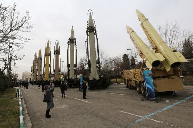 テヘランで展示されている軍事機器。兵器禁輸の失効によって2006年以来ようやくイランへの兵器販売が可能となる。（AFP/ファイル）