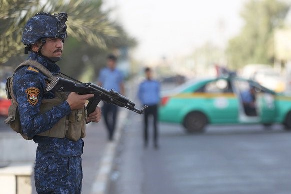 写真にはバグダッドのシュラ地区の街をパトロールするイラク連邦警察の隊員が写っている。（AFP通信）