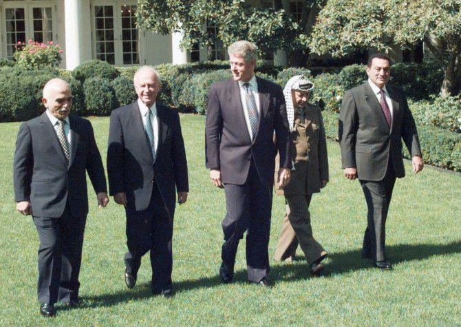 パレスチナ暫定自治協定の調印に先立ち、ホワイトハウスで中東の指導者たちと歩くビル・クリントン米大統領（中央）。左からヨルダンのフセイン国王、イスラエルのイツハク・ラビン首相、クリントン大統領、PLOのヤセル・アラファト議長、エジプトのホスニ・ムバラク大統領。（写真/AFP通信）