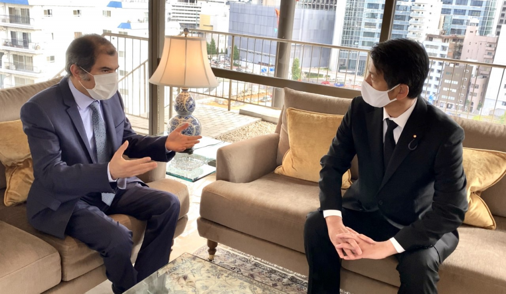 山田元外務大臣政務官(右)は10月6日、東京のクウェート大使館を訪問し、ハサン・モハメッド・ザマーン駐日クウェート大使(左)に哀悼の意を表した。 (アラブニュース)