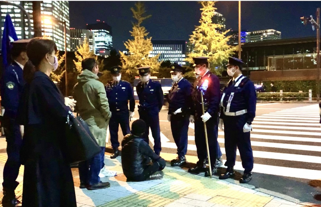 午後6時11分に菅野氏は公邸に続く横断歩道を渡ったが、半分を過ぎたところで立ち止まり、道の真ん中に座り込んだ。(アラブニュース・ジャパン)