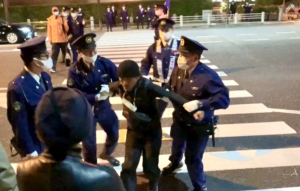 午後6時11分に菅野氏は公邸に続く横断歩道を渡ったが、半分を過ぎたところで立ち止まり、道の真ん中に座り込んだ。(アラブニュース・ジャパン)