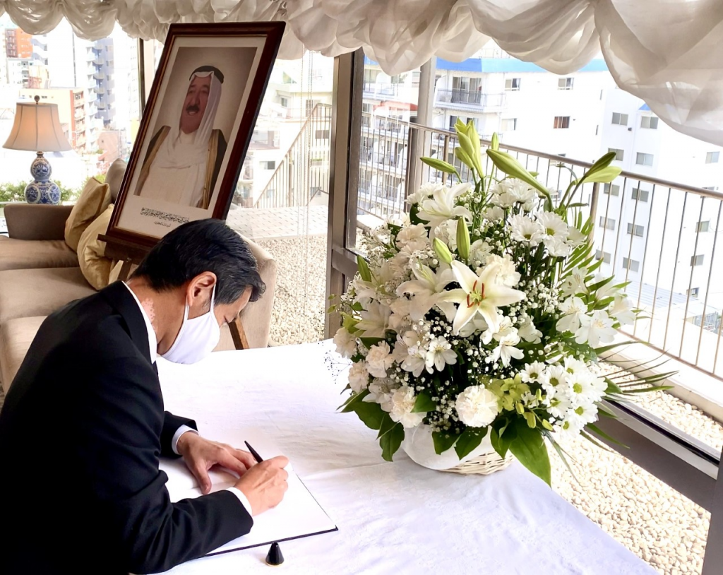 山田元外務大臣政務官は10月6日、東京のクウェート大使館を訪問し、ハサン・モハメッド・ザマーン駐日クウェート大使に哀悼の意を表した。（アラブニュース）