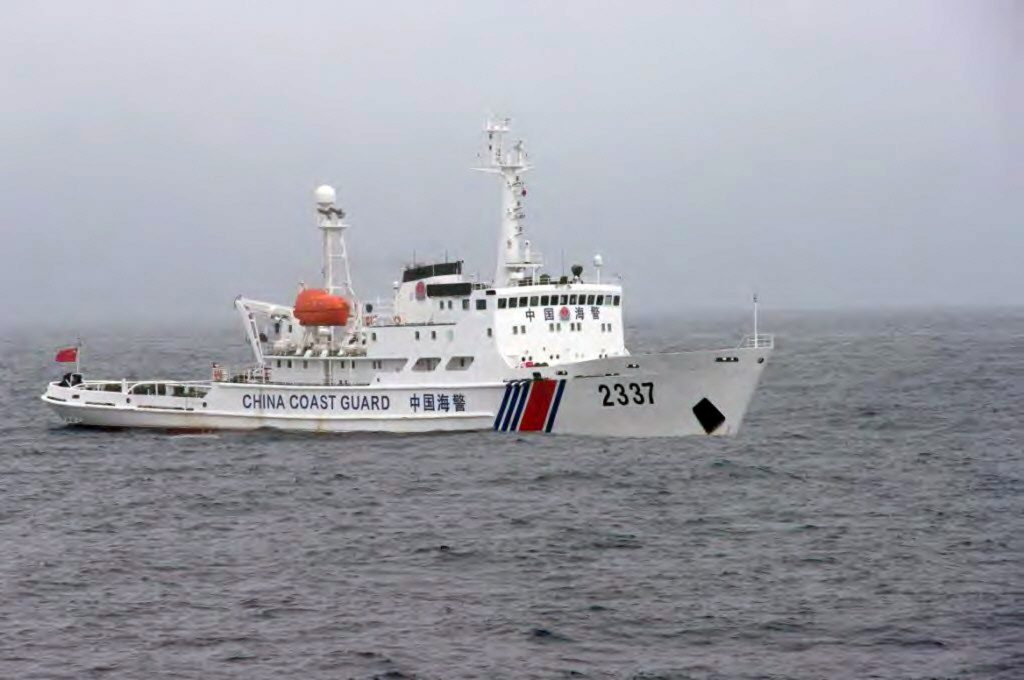 2013年11月2日に海上保安庁が撮影したこの写真は、日本の尖閣諸島および中国の釣魚島として知られる紛争中の島の周辺を航行する中国海警局の船舶を捉えている。 （AFP）