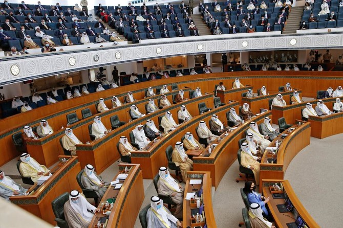 2020年10月20日、クウェート国民議会の議員はクウェートで開催された国民議会（議会）の第5回通常国民議会の開会式に出席した。（AFP）
