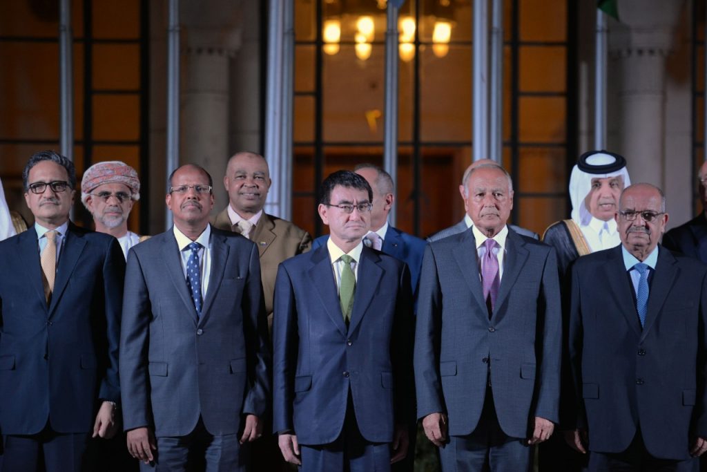 初めての日アラブ政治対話がエジプトのカイロで開催されました。  アラブ連合事務局長のアフマド・アブール・ゲイト氏が会議を主催し、河野太郎前外務大臣が日本政府の代表として出席し、アブデルカデル・メサヘル､アルジェリア外務大臣と共同議長を務めました（AFP）