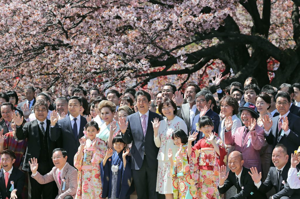 地元支援者らが１人５０００円の会費で参加し、国会で野党は、会費が割安で、前首相側が差額分を補填した疑いがあると追及していた。(AFP)