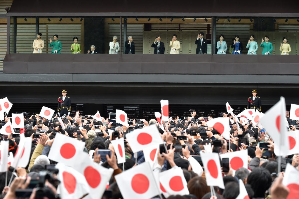 大勢が集まって密集状況が避けられないため、令和最初の天皇誕生日だった今年２月の参賀は直前に見送りが決まった。(AFP)