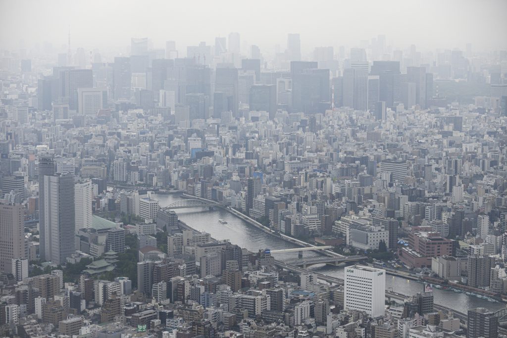 日本の総人口は2009年以降減少しているが、首都東京はこの傾向に逆らい、全国から若年労働者が集まっていた。（AFP）