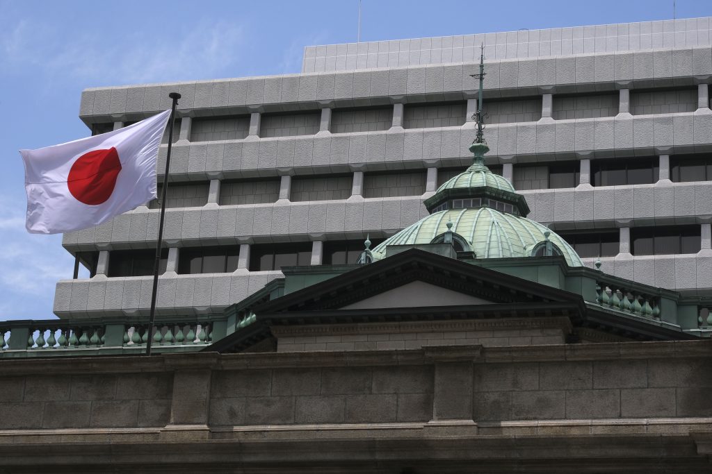 黒田東彦総裁は会合後の記者会見で、「必要と判断すれば期限を延長する」との考えを表明した。(AFP)