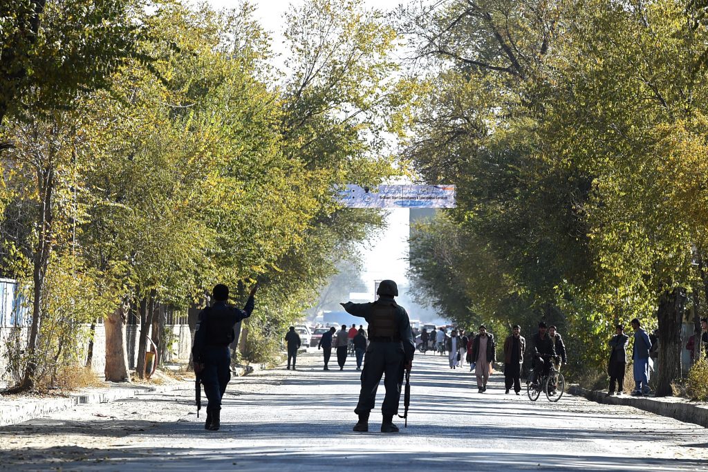 カブールのカブール大学近くを警備中、見物人に身ぶりを示す警備員。2020年11月2日撮影。アフガニスタン当局と目撃者によれば、イラン書籍フェア開幕前の11月2日、武装集団がカブール大学を襲って発砲し、学生たちが避難した。（AFP）