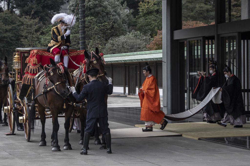中心儀式「立皇嗣宣明の儀」は、国事行為として、宮殿「松の間」で午前１１時すぎから始まった。 (AFP)