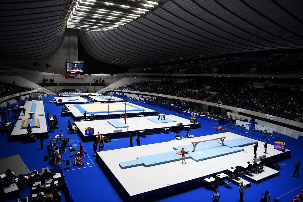 11月8日東京での体操親善トーナメントである「友情と絆の大会」開催中、選手たちは競い合う。同大会はコロナウイルスパンデミックで延期された東京2020大会以来、日本の首都での初の主要な国際スポーツイベントである。（AFP）