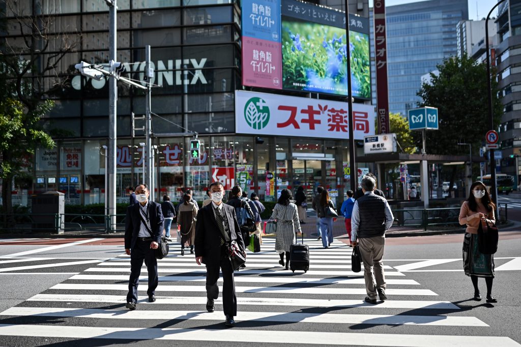 東京都は、最近の感染者数増加を受け、新型コロナ感染の警戒レベルを最高度の4に引き上げる準備をしている。（AFP）