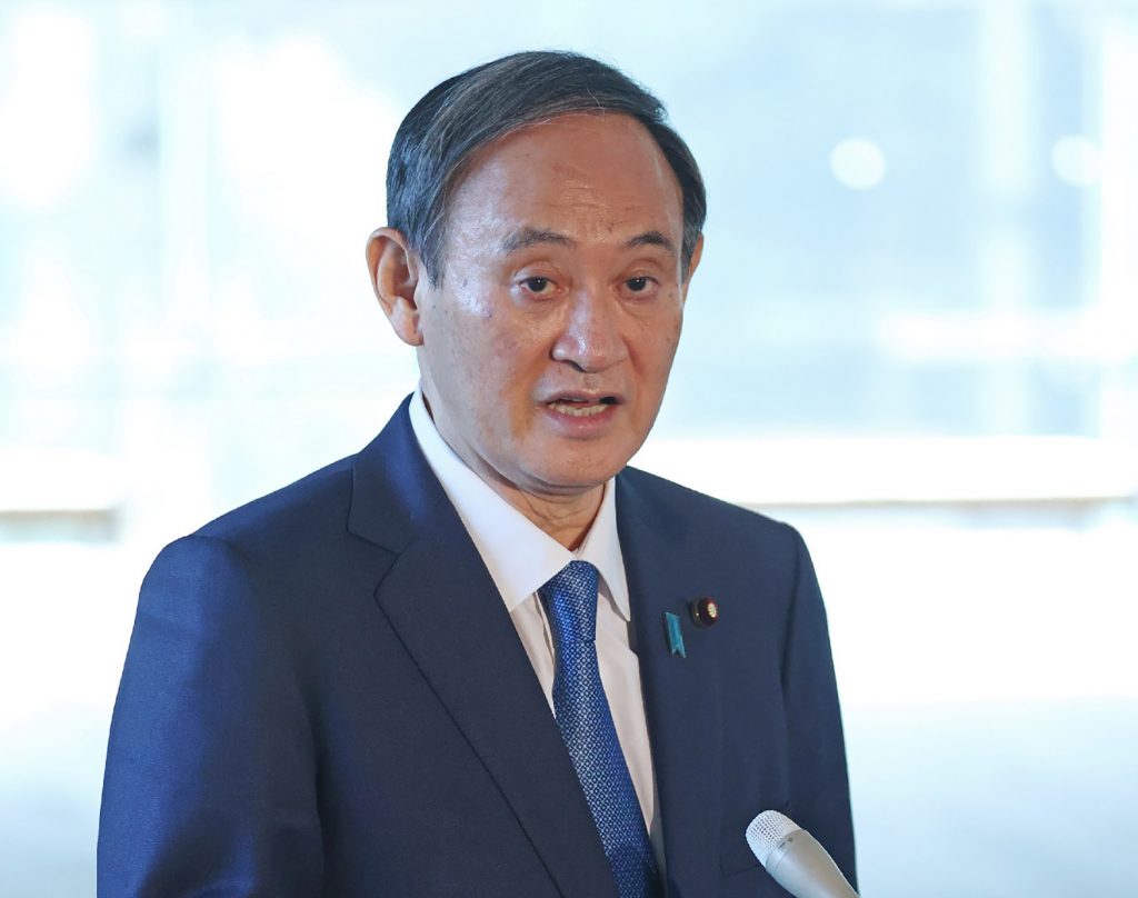 2020年11月19日、首相官邸において、新型コロナ対策に関する報道陣からの質問に答える日本の菅義偉首相。(AFP)