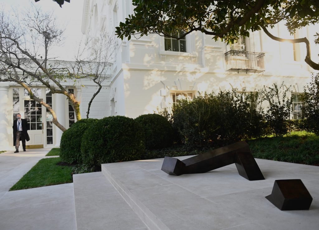 2020年11月21日、イサム・ノグチ氏の彫刻、「フロア・フレーム」（1962年）がワシントンのホワイトハウスに展示されている。メラニア・トランプ大統領夫人は11月20日に、彫刻がホワイトハウスの薔薇園に設置されると発表した。ノグチ氏はホワイトハウスのコレクションに登場する初のアジア系アメリカ人だ。（AFP）