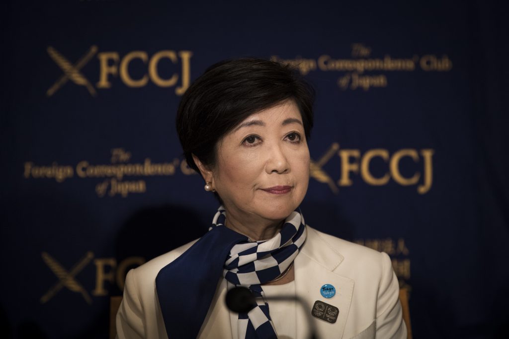 2017年8月3日、日本外国特派員協会(FCCJ)で記者会見を行う小池百合子東京都知事。 (AFP)