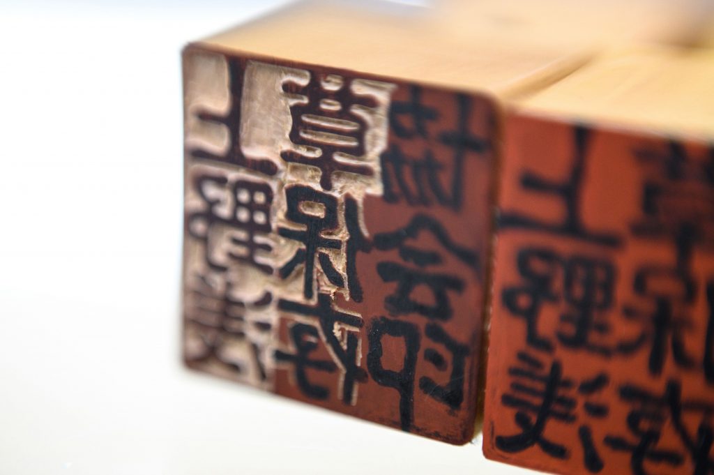 日本では、配達の領収書から結婚証明書まで、あらゆるものにハンコ、あるいは印鑑が使われているが、デジタル化を進め、廃止しようとする動きは苦戦を強いられている(資料写真/AFP通信)