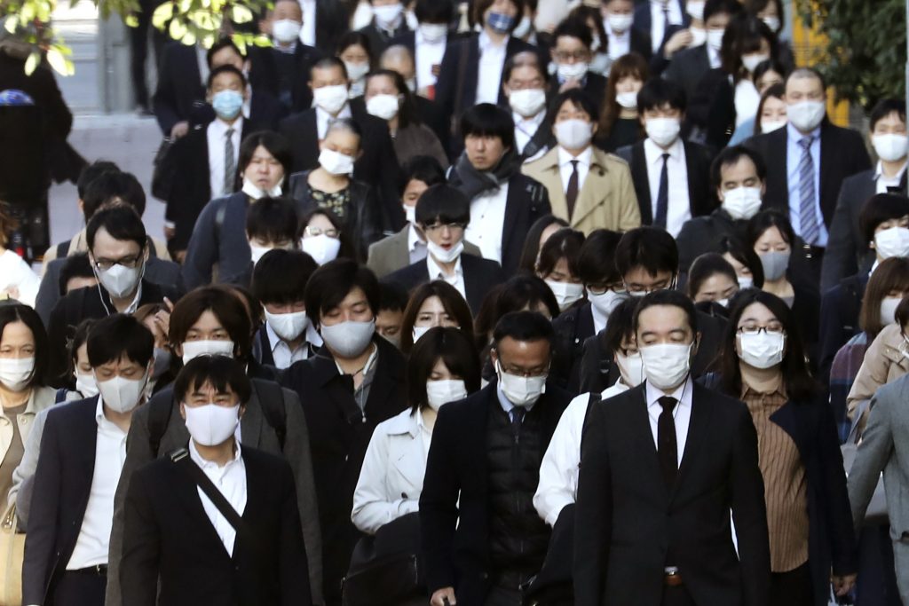 東京都は１８日、新たに４９３人の新型コロナウイルス感染を確認したと発表した。(File photo/AP)
