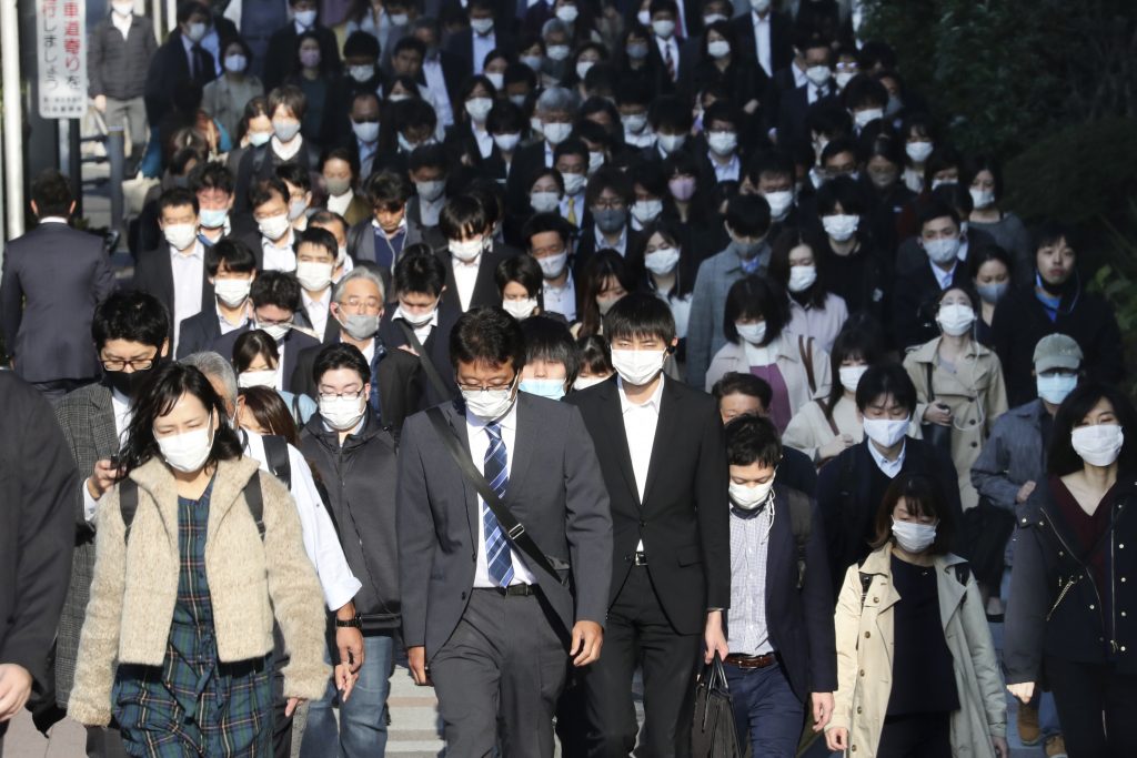 新型コロナウイルスの拡大を防ぐため、マスク姿で東京の通りを歩く通勤者　2020年11月17日（火）撮影（資料写真　AFP）