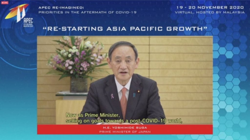 日本の菅義偉首相は、2020年11月20日にAPECマレーシアが主催したアジア太平洋経済協力（APEC）首脳会議の間に、ビデオリンクを介してCEO対話フォーラムで「アジア太平洋地域の成長の再開」について述べた。（ファイル 写真/ロイター）