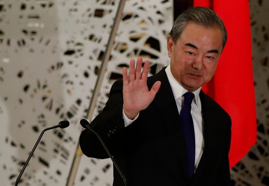 2020年11月24日東京にて、中国の王毅国務委員兼外相が茂木敏充外相（写っていない）との合同記者会見から退席する際に手を振っている。（AFP）