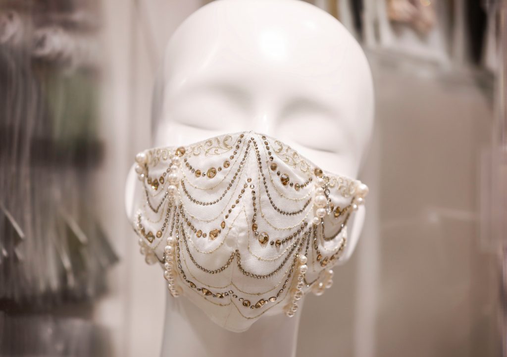 2020年11月25日の東京、コロナ禍の最中、コックス社マスク専用ショップMask.comに展示されている、0.70カラットダイヤ、プラチナ、スワロフスキークリスタルで飾られた100万円（9,640ドル）の高級マスク。（File photo/Reuters）