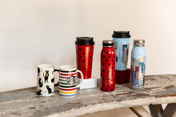 Kate Spadeならではの4種類の柄が施されたコーヒーカップやボトル6種類。（スターバックス・ジャパン）