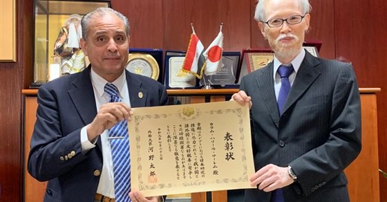 在エジプト能化正樹日本大使は、エジプトのアハラム・カナダ大学カイロ校日本語学部のカラム・ハリール・サーレム学部長に日本の外務大臣の表彰状を授与した。（MOFA）