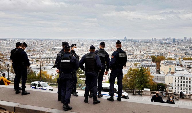 2020年10月30日、パリのモンマルトルの丘の上でパトロールを行っているフランスの警官。ここ数週間、イスラム教徒と見られる人々によるものとされる襲撃事件が続いたため、フランスの治安部隊は、カトリック教会の祝日「諸聖人の日」を前に厳戒態勢に入っている。(AFP)