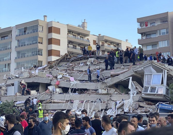 トルコでは少なくとも804人が負傷したと、同国防災機関は語った。（AP/イスマイール・ゴックメン）